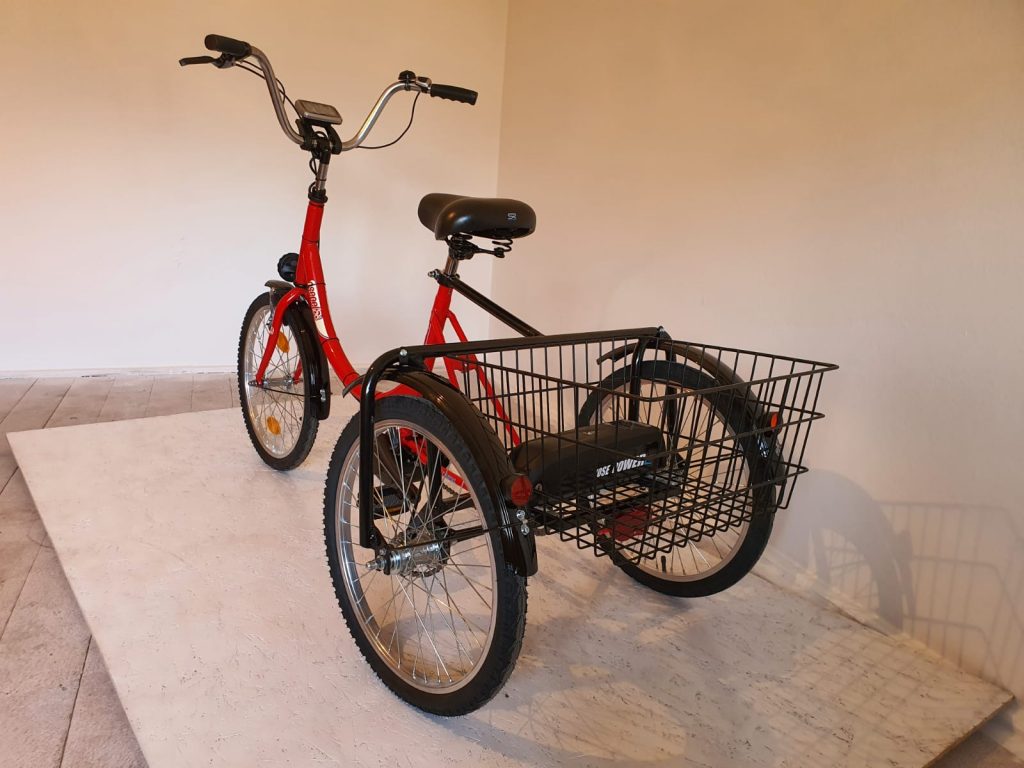 Rotes E-Dreirad für Erwachsene mit Mittelmotor